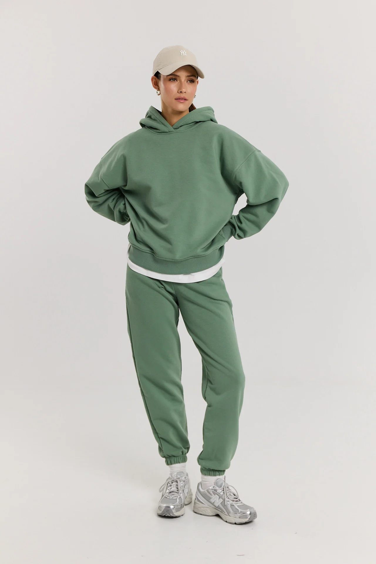 Spodnie dresowe dark matcha - Image 4