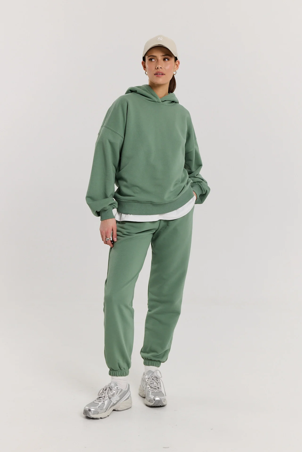 Spodnie dresowe dark matcha - Image 6