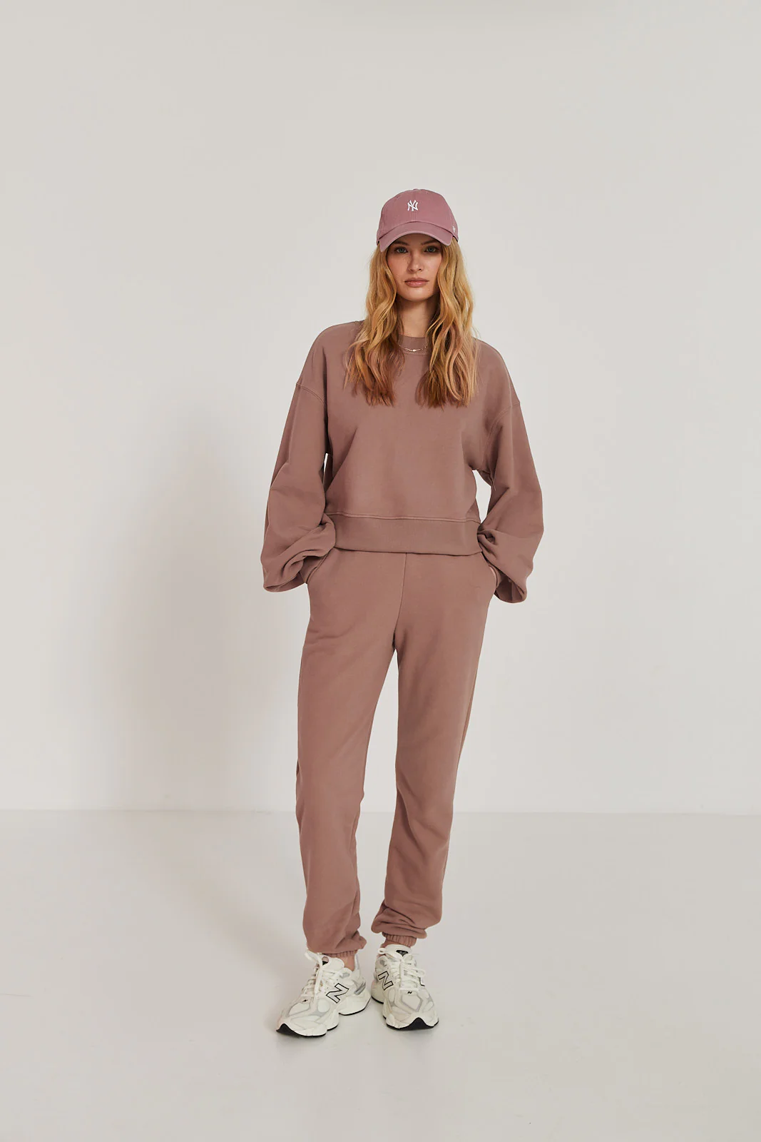 Spodnie dresowe mocca mousse - Image 11