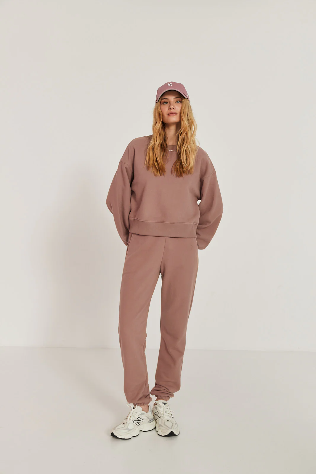 Spodnie dresowe mocca mousse - Image 12
