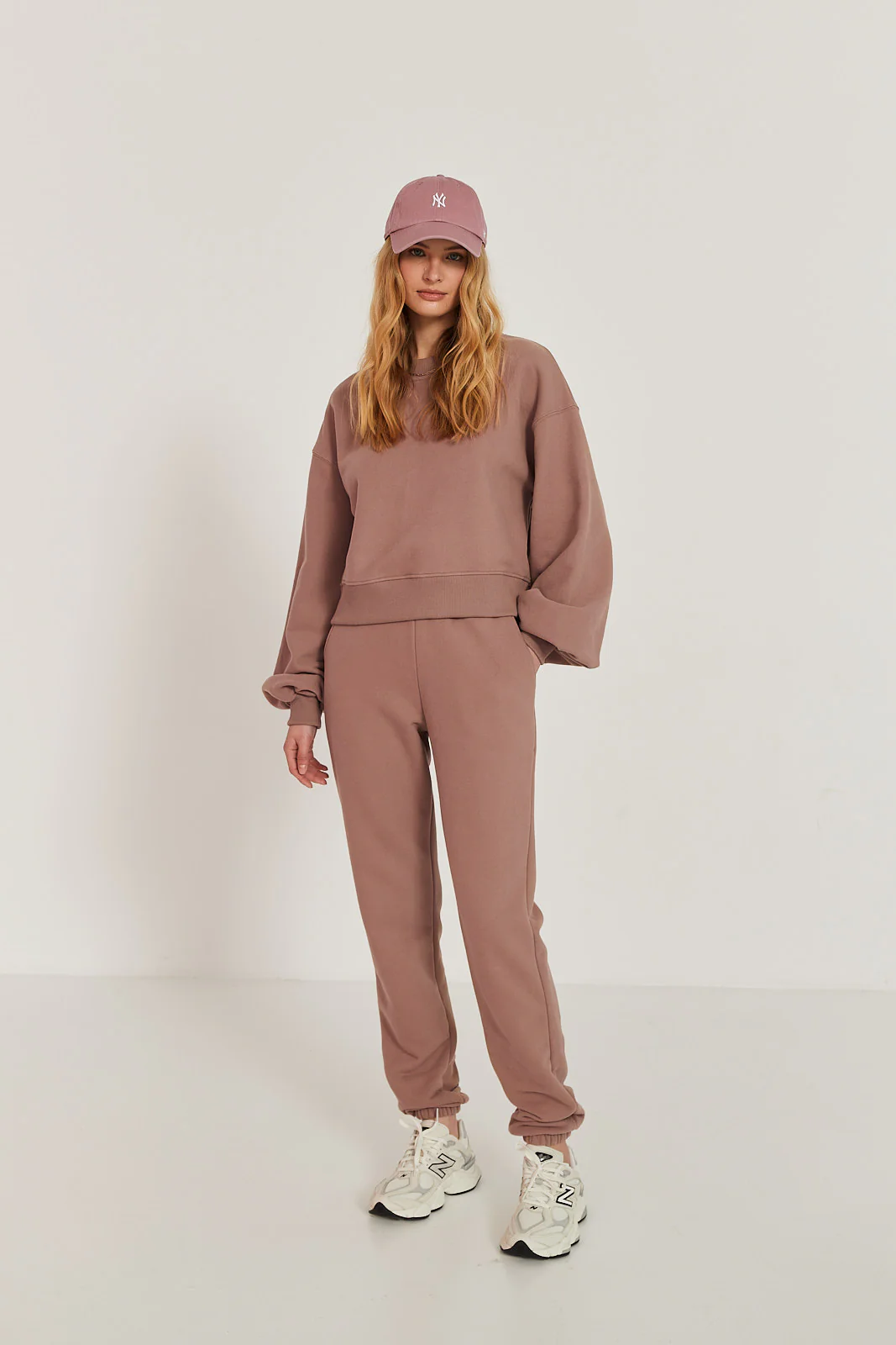Spodnie dresowe mocca mousse - Image 6